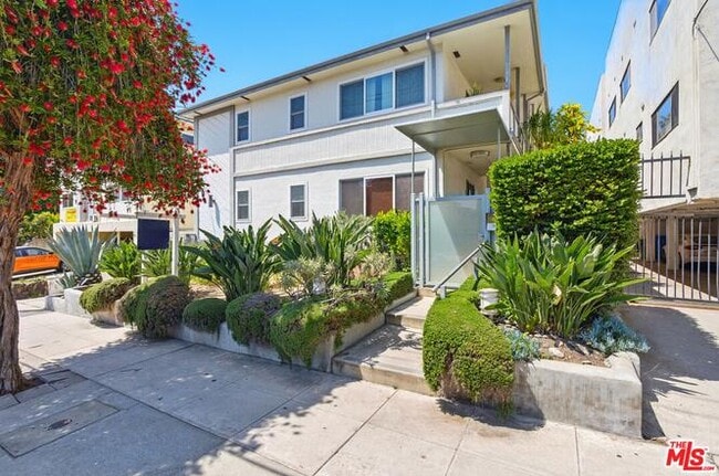 Entrada principal cerrada - 1929 Tamarind Ave Unidad 12