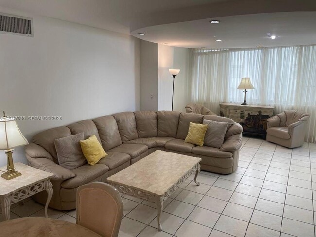 Building Photo - 5005 Collins Ave Unit 424
