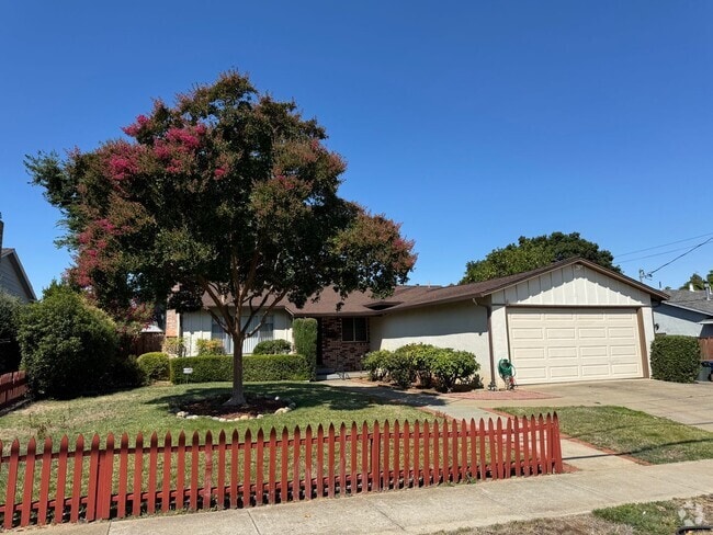 Building Photo - Single level 4 bedroom, 2  bath home – mov...
