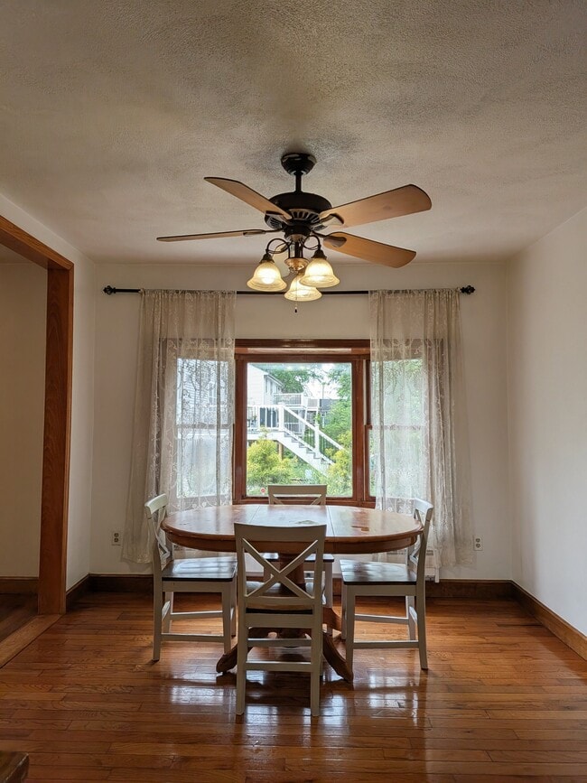 Dinning area with gorgeous bay window - 1291 Main St
