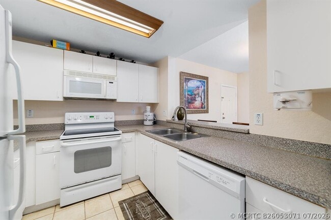 Building Photo - 2901 Riverside Dr Unit 201