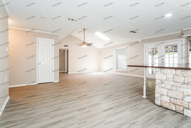 Photo - 606 E Springdale Ln