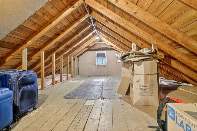 Building Photo - 204 Roat St