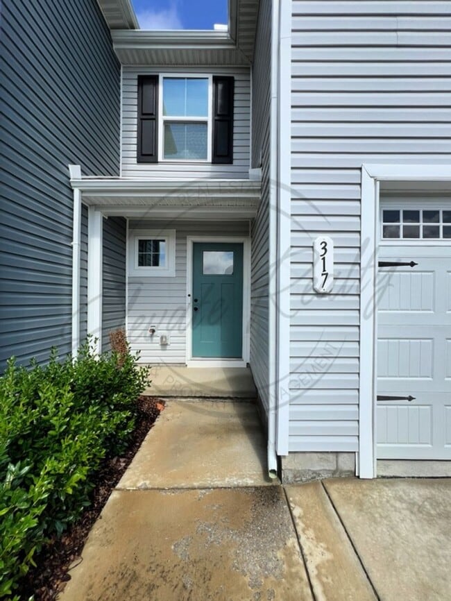 Building Photo - Three Bedroom Townhouse with Garage in Lov...