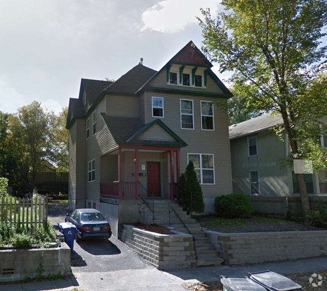 Building Photo - 512 Beaumont St E Rental