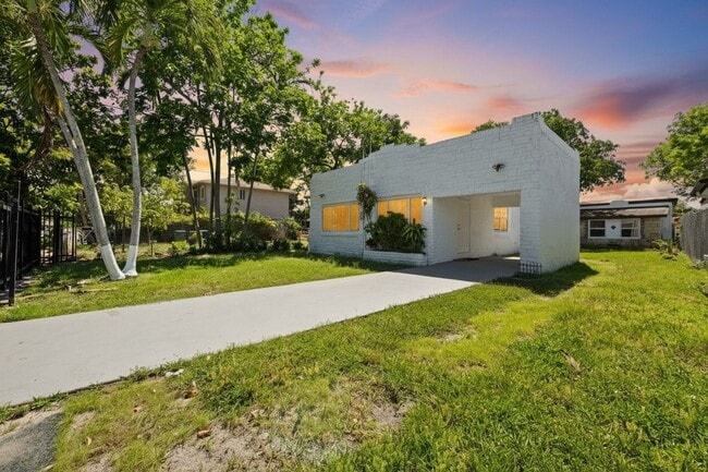 Photo - Charming 3-Bedroom Home in Miami - Comfortable Living in a Prime Location