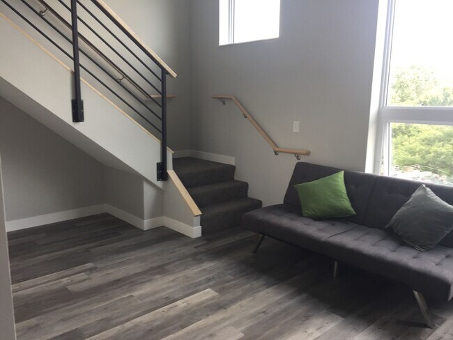 Photo - Studio, Top Floor Loft! U of M, Light Rail Unit 405