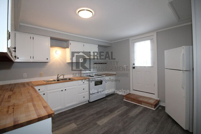Building Photo - 27 Rochester St Unit Apt B