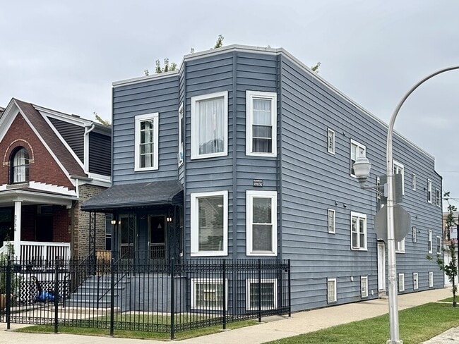 Building Photo - 3734 W Wabansia Ave Unit 1F