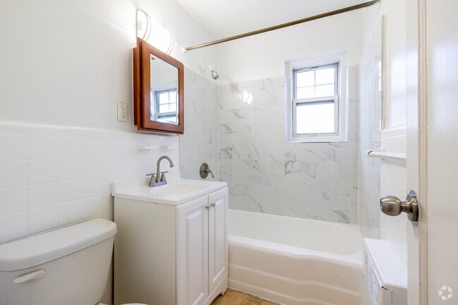 2BR, 1BA - 800SF - Bathroom