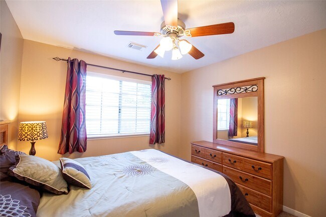 Photo - 7911 Hidden Oaks Ln