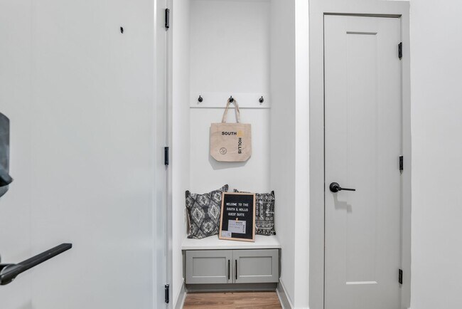 Photo - South and Hollis