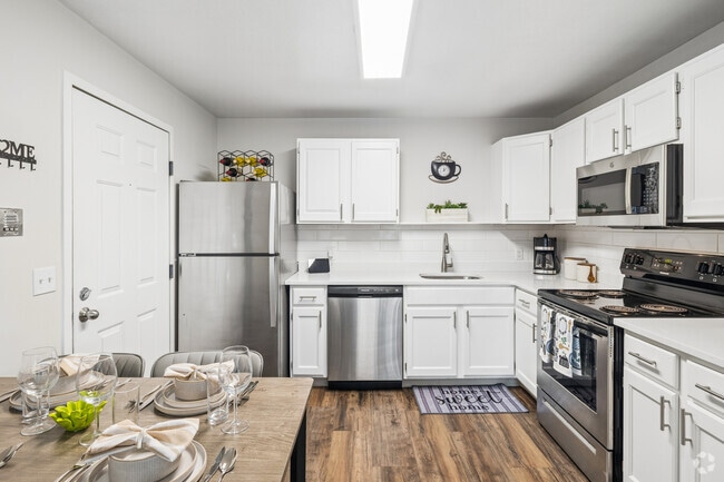 2BR, 1BA - 770SF - Kitchen