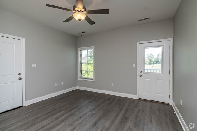 2BR, 2BA - 907SF - Living Room