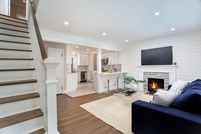 Photo - 1748 Stratfield Rd