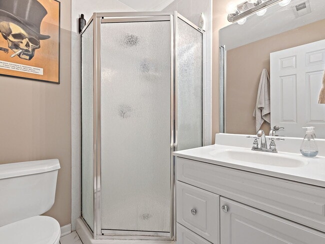 Photo - "Spacious 2-Bed, 2-Bath Gem in Chicago's Heart – 1200 Sq. Ft. of Modern Living!"