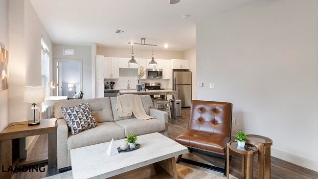 Building Photo - 5885 Lakehurst Dr