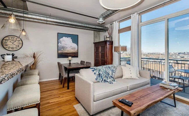 Building Photo - 3201 Shoshone St Unit 303b