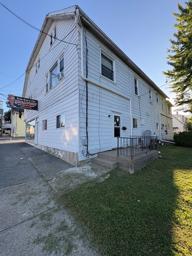 Building Photo - 103-105 S. Broadway Unit 103 S Broadway Apt A