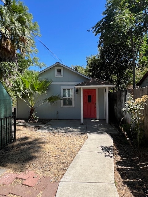 Photo - 1359 E 9th St House