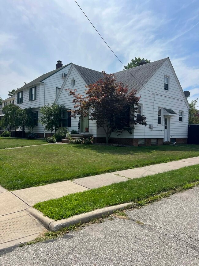 Building Photo - 3252 W 142nd St