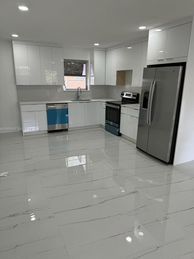 Building Photo - 111 SW 8th Ct Unit 1-2