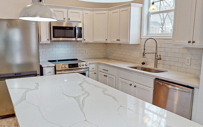 Photo - 306 Holik St