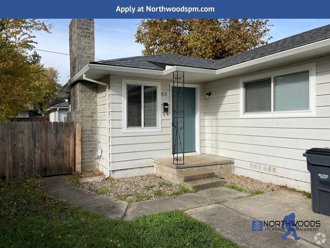 Building Photo - Nice 2 Bedroom 1 Bathroom Duplex-Washer/Dr... Rental