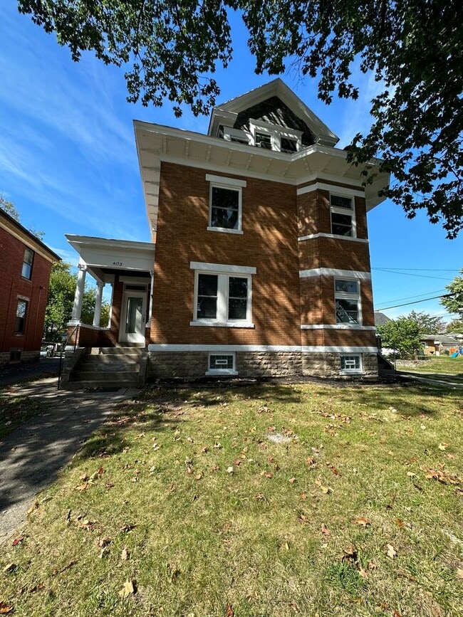 Photo - NORWOOD - Immaculate 1 bed efficiency unit on top floor of 4 family Unit RUN- # 4 FOREST 4173