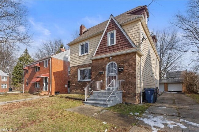 Photo - 876 Eloise Dr Unit Upper