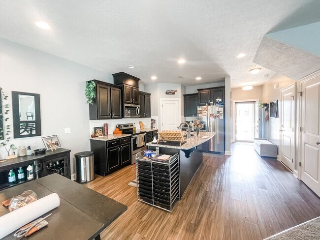 Photo - 3 bedroom/2.5 bathroom townhome close to F...