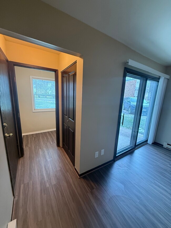 Front Entryway with Nook & Closet - Willow Glen Apartments
