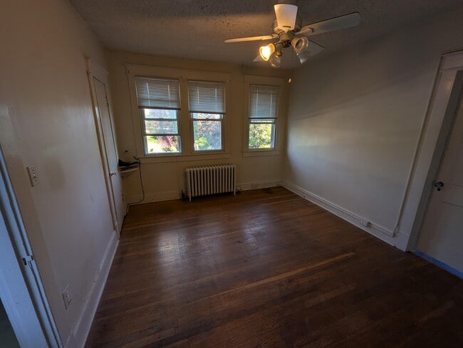 living room - 6604 1st St NW Unidad 2