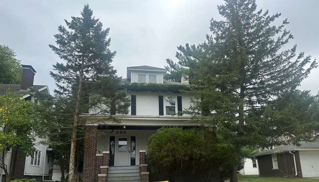 Building Photo - Timeless 3 Bedroom House!