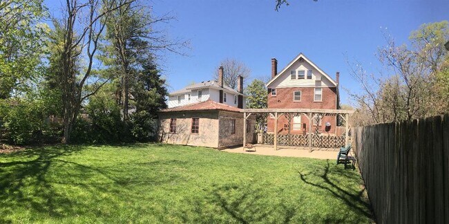 Patio interior - 2917 Madison Rd