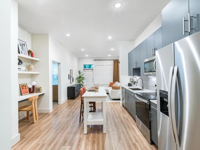 Building Photo - 641 W Crosstimbers St Unit A3.352