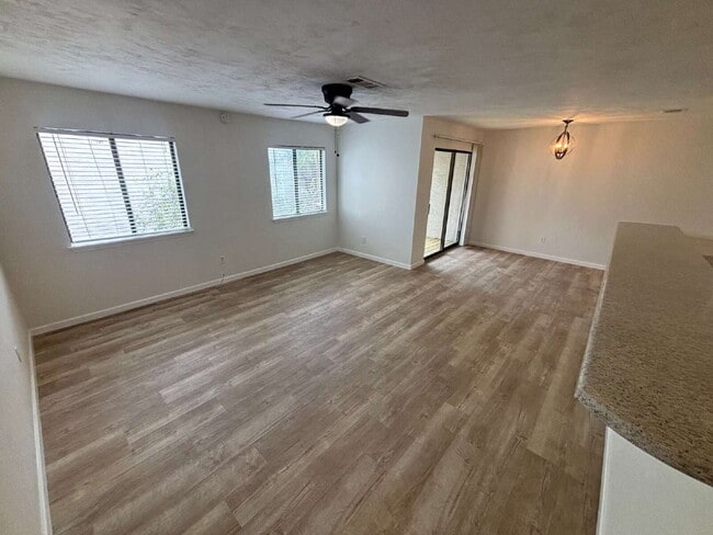 Photo - 2 Bedroom 2 1/2 bath in the Lakes Townhome Community! Complete Remodel! Unidad H-9