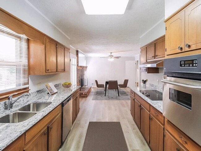 Photo - 721 Bluebird Dr SE