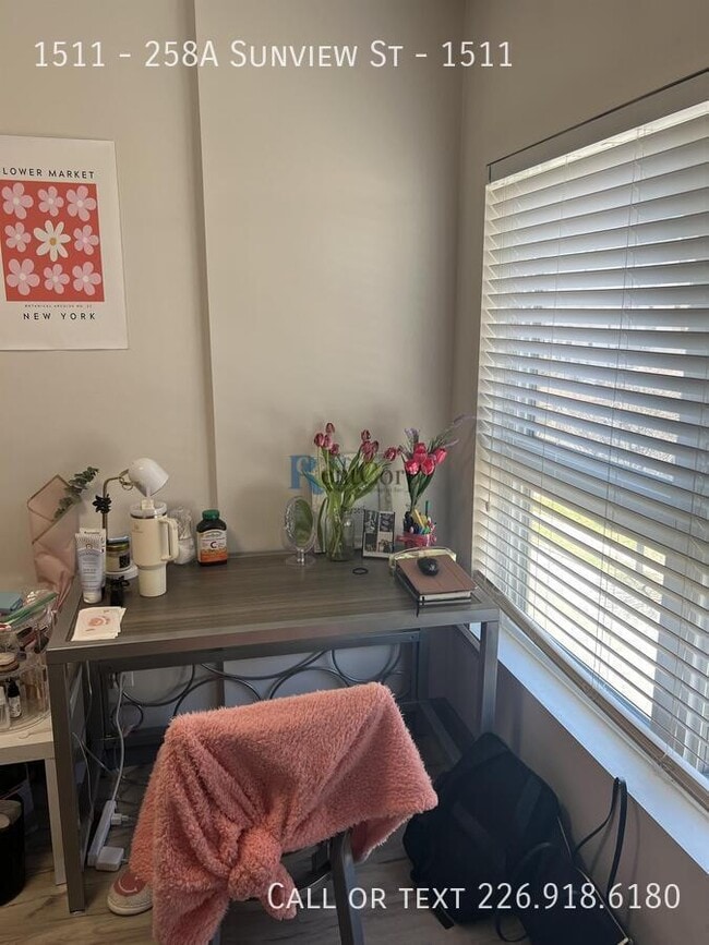 Photo - 258A-258A Sunview St