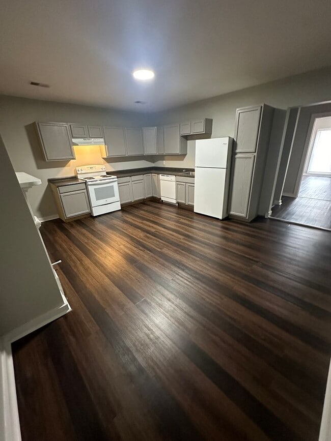 Building Photo - 146 W Lexington Ave Unit 146 W. Lexington Ave. Up