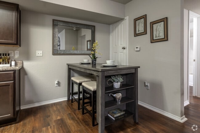 2BR, 2BA - 947SF - Dining Room - 800 Bellshire Apartments