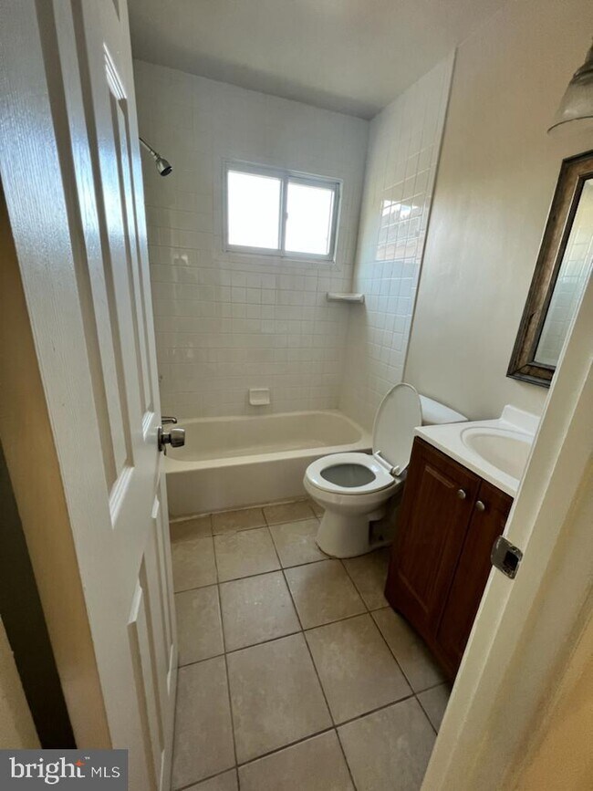 Photo - 2418 Iverson St