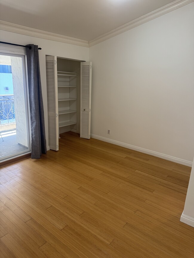 Upstairs Bedroom - 1154 S Barrington Ave Unit 313