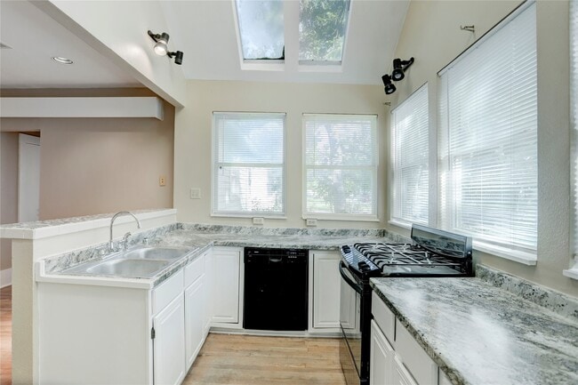Photo - 906 2nd St