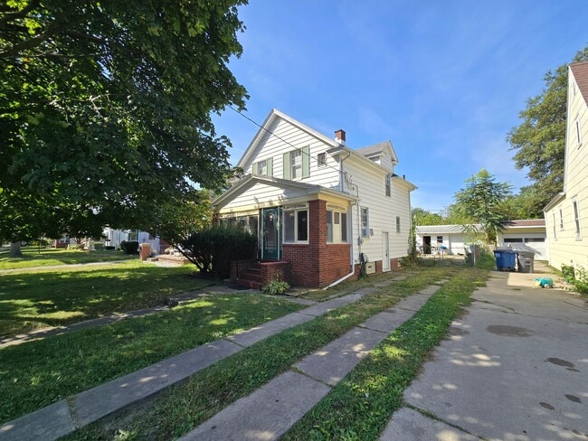 Building Photo - 3 Bedroom House