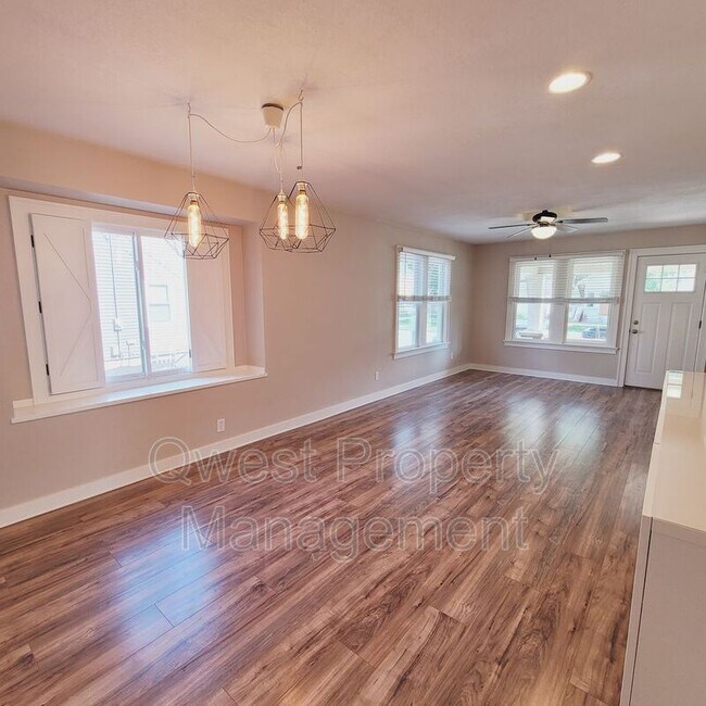 Photo - 3505 Curtis St