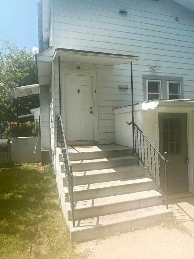Building Photo - 340 N Hook Rd Unit 4