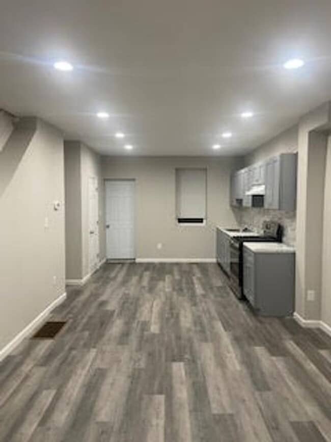 Building Photo - Gorgeous Front Porch Row - Ogontz