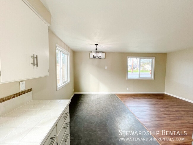 Photo - 325½ Schooling St.-