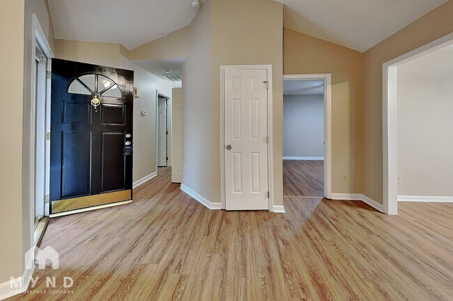Photo - 4521 Aviemore Crescent
